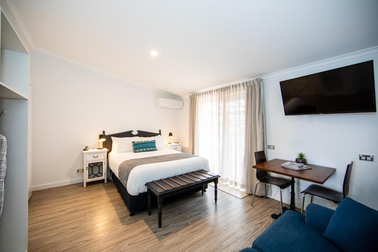 New England Motor Motel 4*