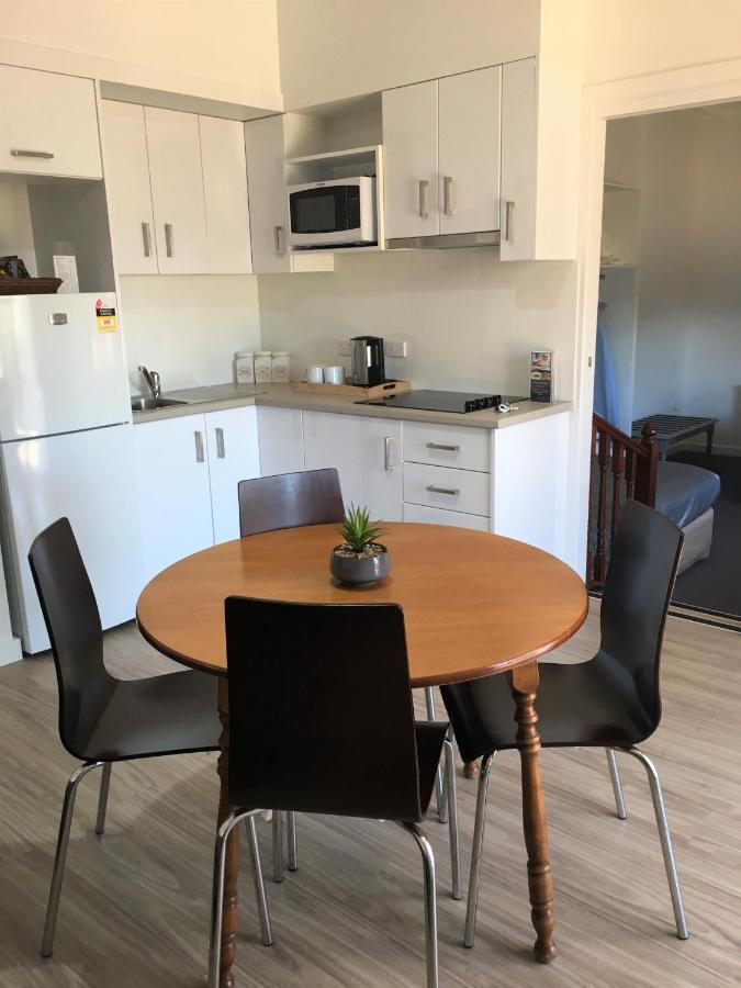 New England Motor Motel 4*